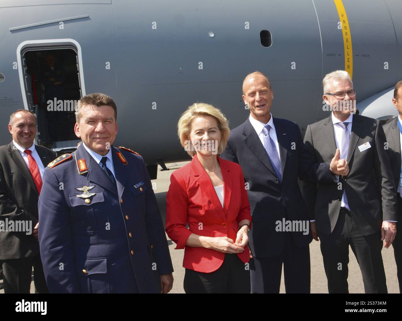 Il ministro federale della difesa Ursula von der Leyen visita l'A400M all'ILA di Berlino con l'amministratore delegato di Airbus Thomas Enders Foto Stock