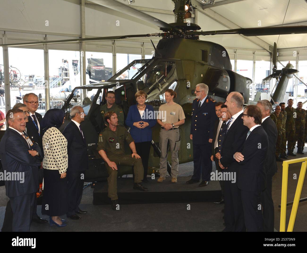 Il cancelliere federale Angela Merkel visita lo stand della Bundeswehr presso l'ILA Berlino-Brandeburgo, con l'elicottero da combattimento Tiger sullo sfondo Foto Stock