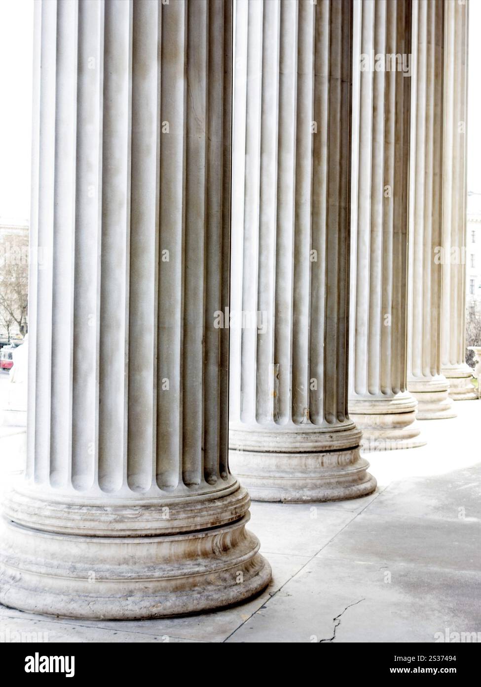 Colonne al parlamento di Vienna, foto simboliche di architettura, stabilità, storia Foto Stock