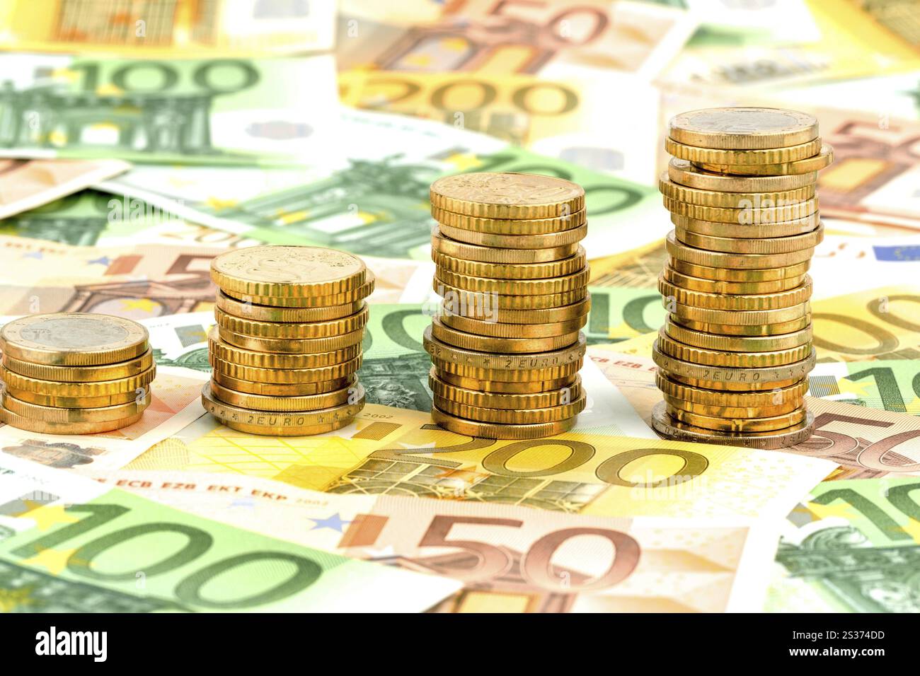 Pila di monete, curva in aumento, foto simboliche per l'aumento dei profitti e anche i costi in aumento Austria Foto Stock