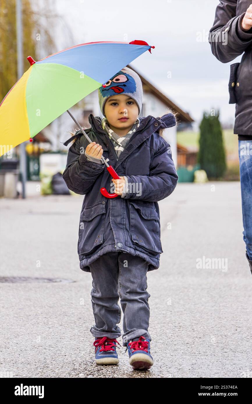 Madre e bambino con ombrello, simbolo di solidarietà, aiuto, pacchetto di aiuti, ombrello di salvataggio Austria Foto Stock