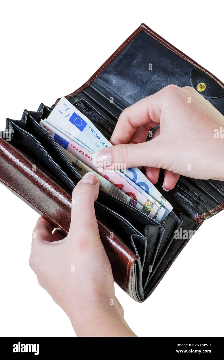 Ci sono alcune banconote in euro in un portafoglio. Il denaro sta diventando scarso a causa della nuova povertà. Austria Foto Stock