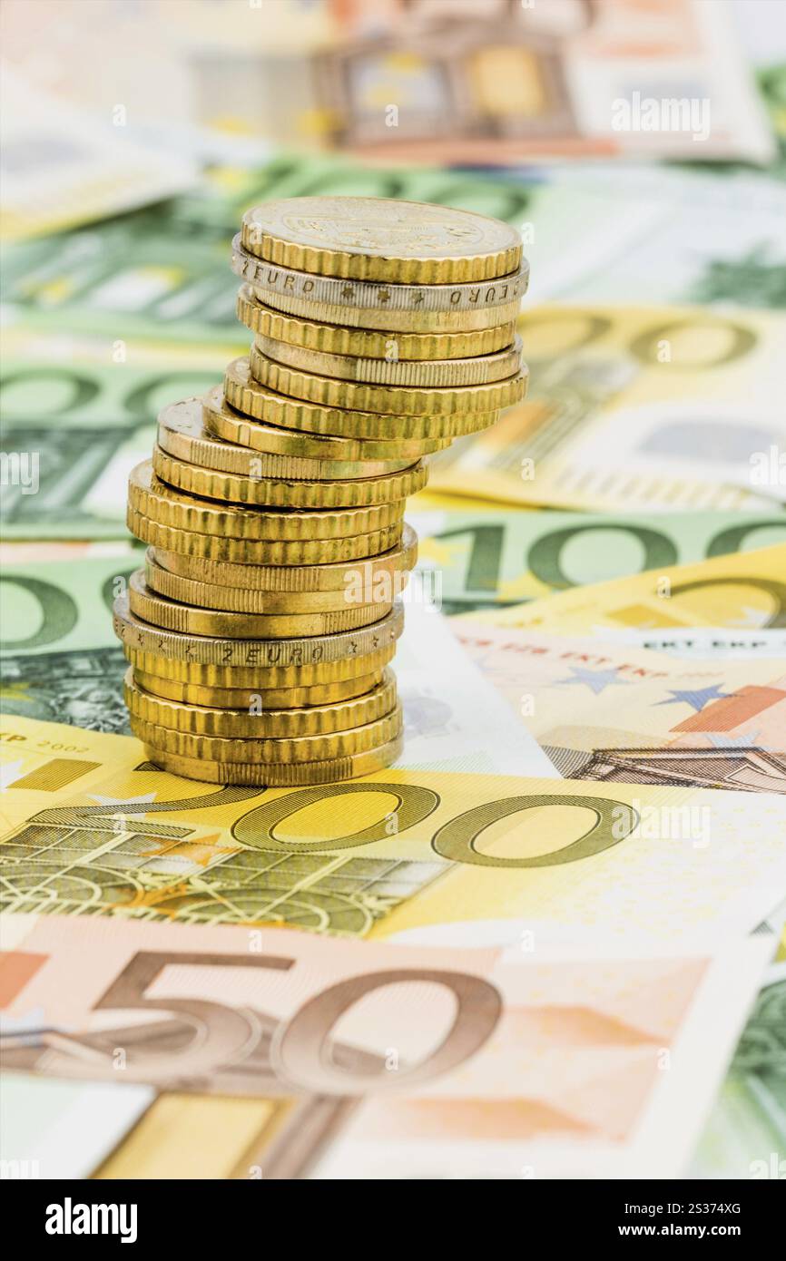 Una pila unica di monete, monete sdraiate, foto simbolo per investimento di capitale, avvertimento di rischio e profitto Foto Stock