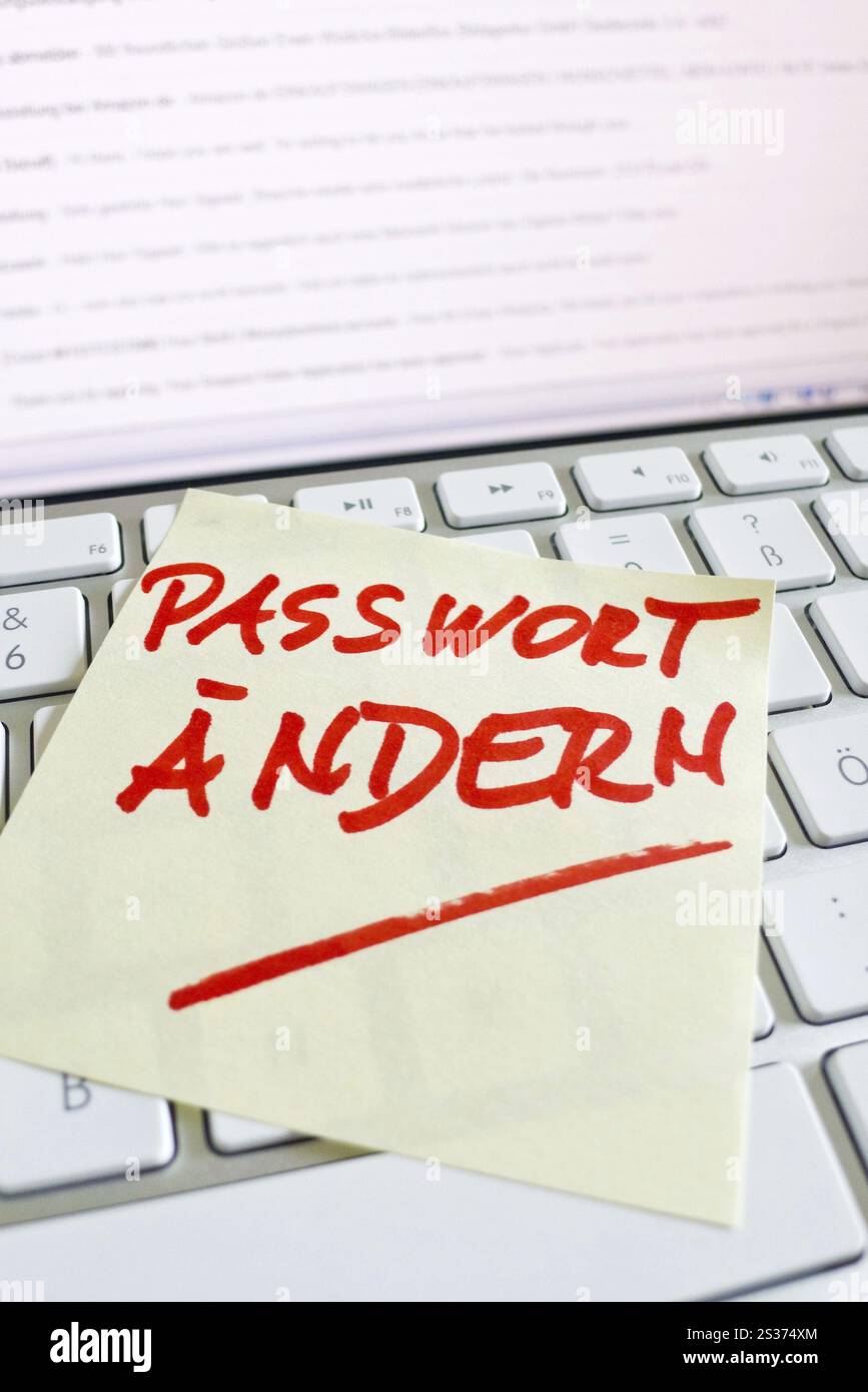 Nota sulla tastiera di un computer come promemoria: Modificare la password Austria Foto Stock Nota sulla tastiera di un computer come promemoria: Modificare la password Austria Foto Stock
