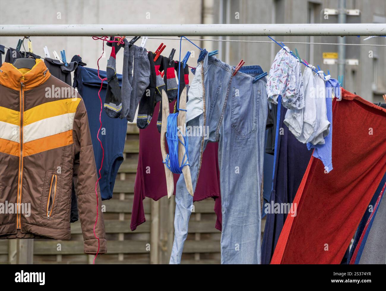 Gli indumenti sono appesi ad asciugare su un cavallo. Lavanderia Austria Foto Stock