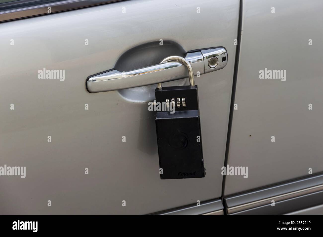Porta auto con lucchetto, simbolo del dispositivo antifurto, sicurezza, protezione Austria Foto Stock