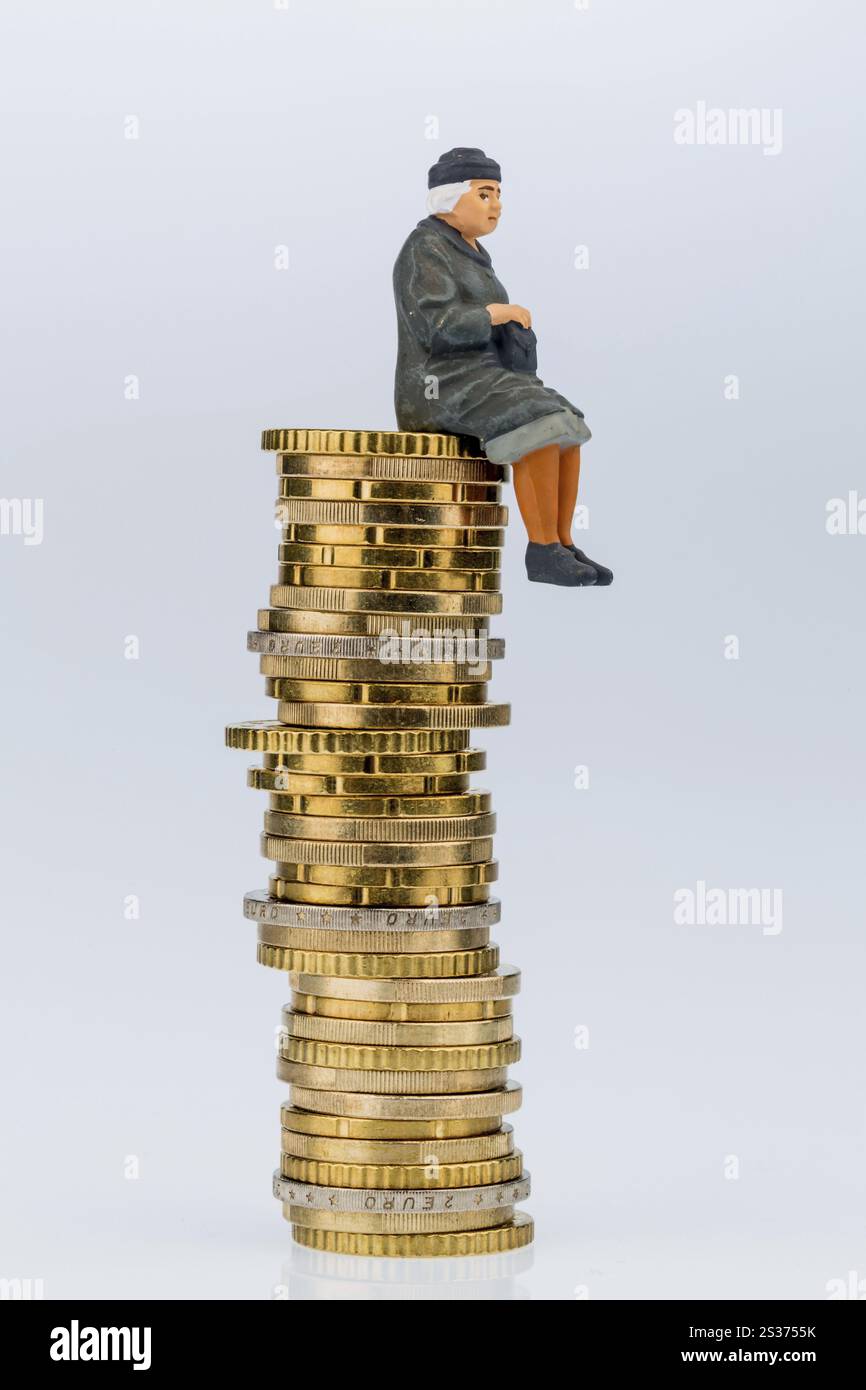 Pensionato seduto su un mucchio di soldi, foto simbolica per la vecchiaia, pensione, sicurezza vecchiaia Austria Foto Stock