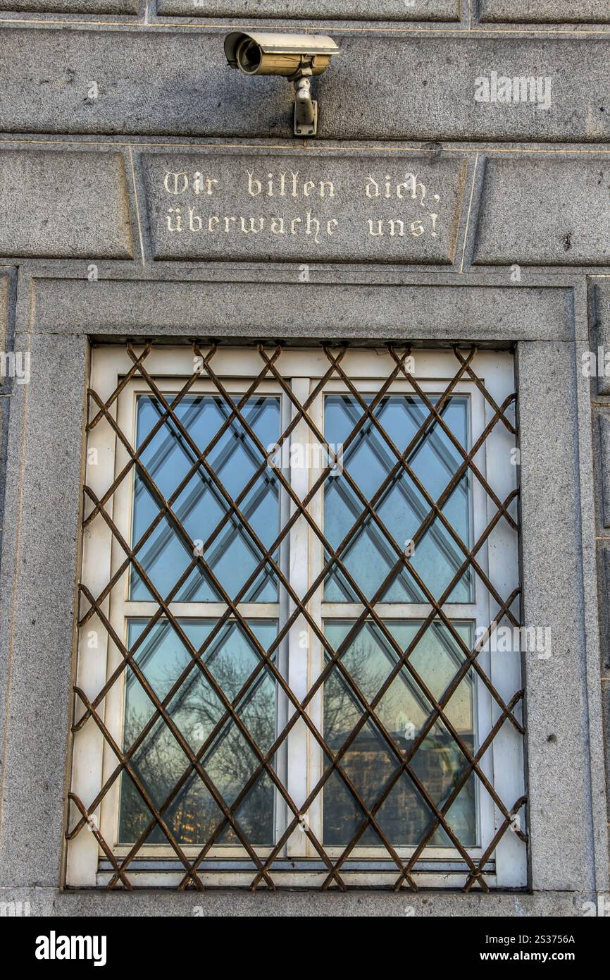 Telecamera di sorveglianza su un edificio, simbolo di sorveglianza, sicurezza interna, controllo, protezione dei dati Austria Foto Stock