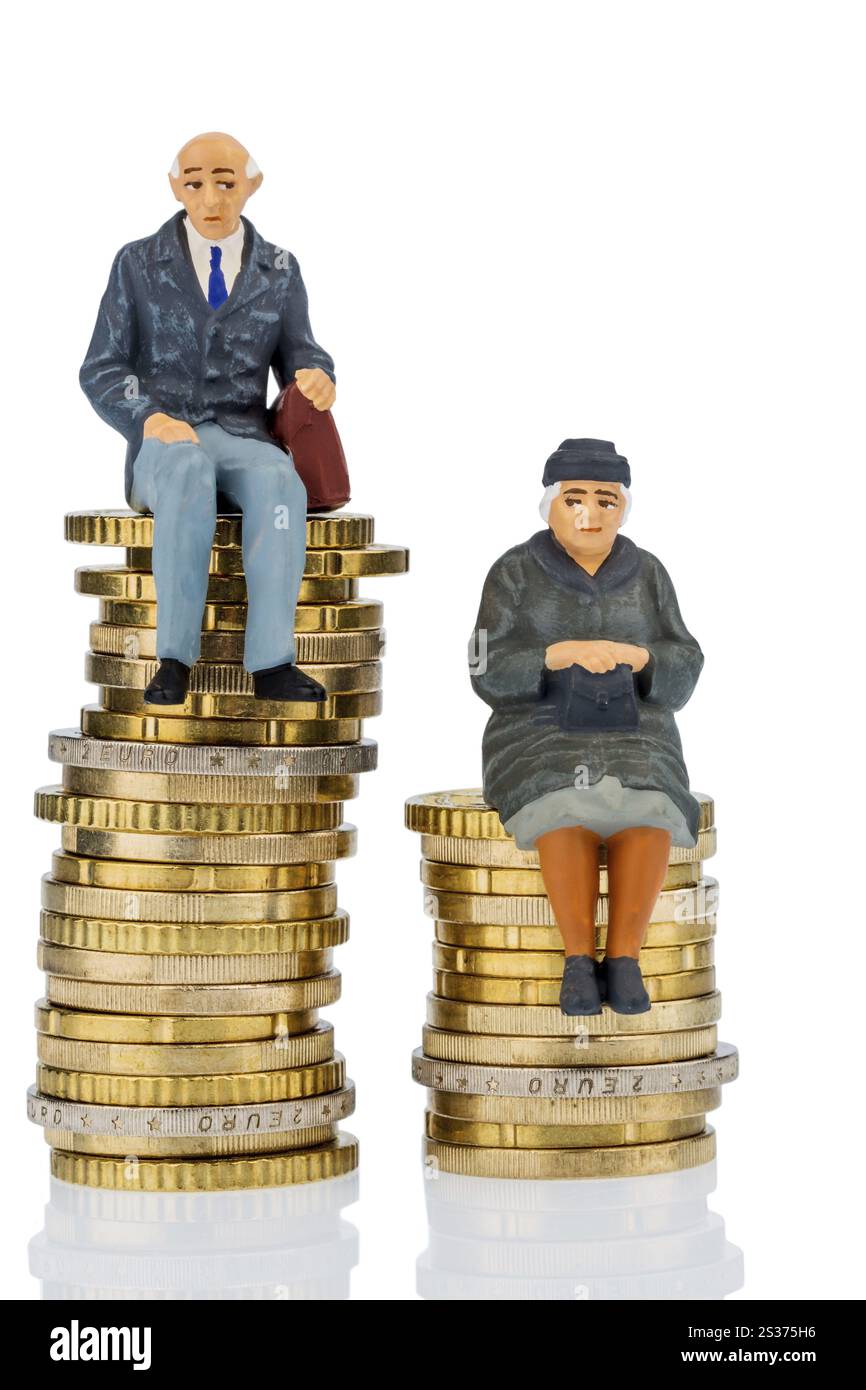 Pensionato e pensionato seduti su un mucchio di soldi, foto simbolica per la vecchiaia e disuguaglianza Austria Foto Stock