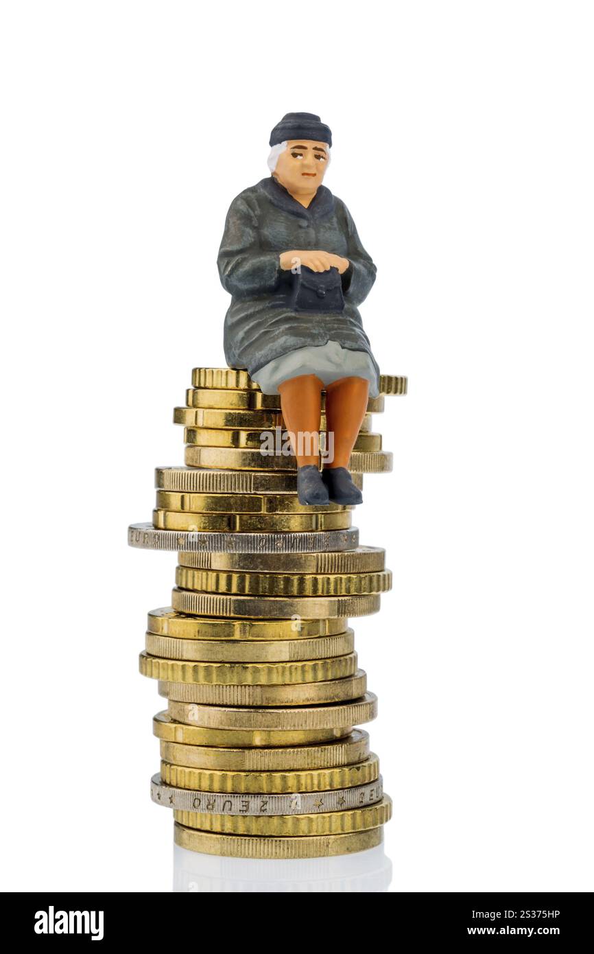 Pensionato seduto su un mucchio di soldi, foto simbolica per le pensioni, previdenza di vecchiaia, sicurezza di vecchiaia Foto Stock