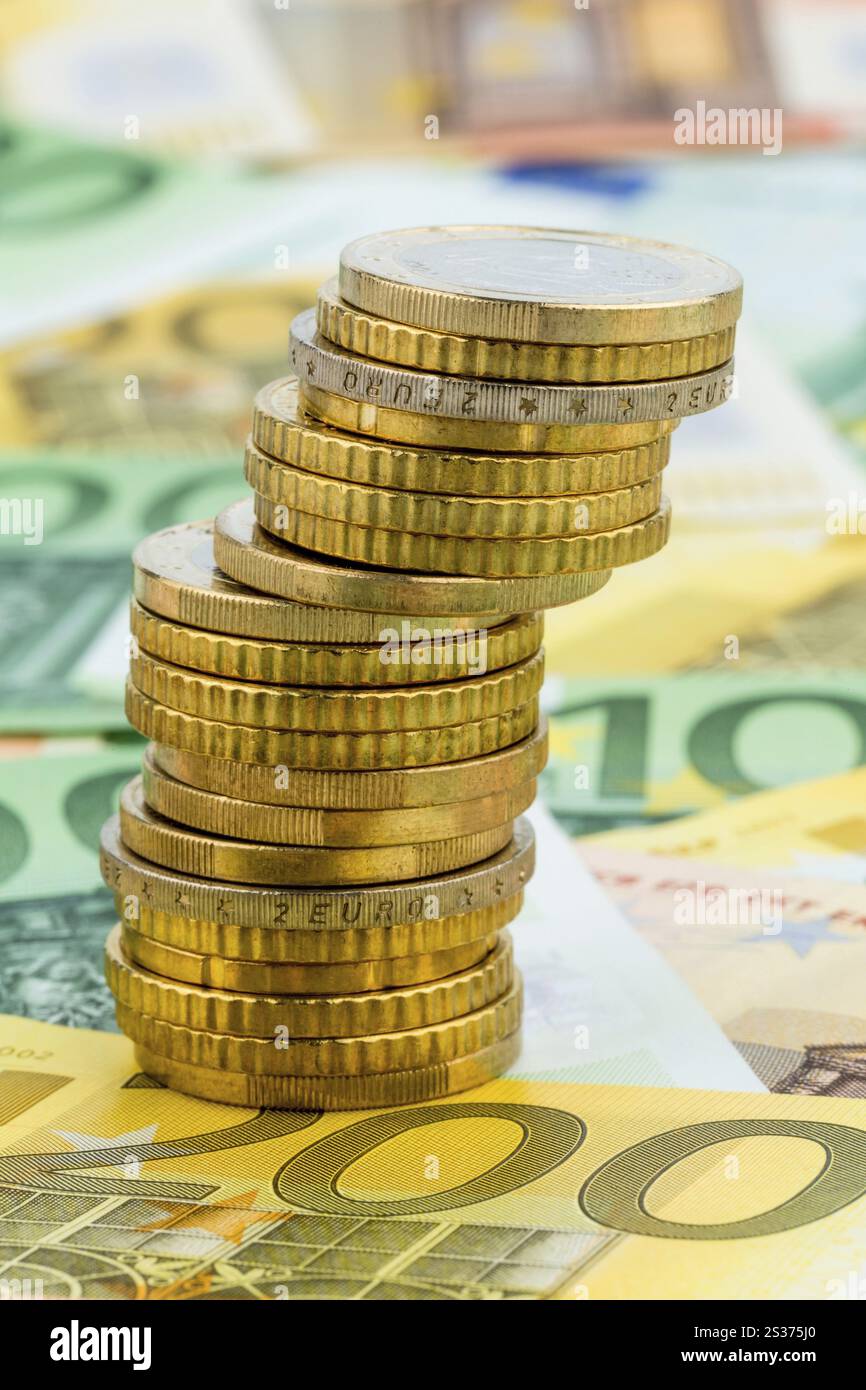 Una pila unica di monete, foto simbolica per la pianificazione finanziaria, gli investimenti finanziari, il rischio di investimento Austria Foto Stock