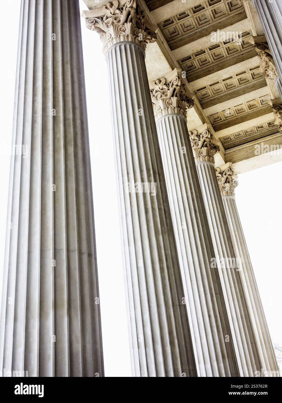 Colonne al parlamento di Vienna, foto simboliche di architettura, stabilità, storia Foto Stock
