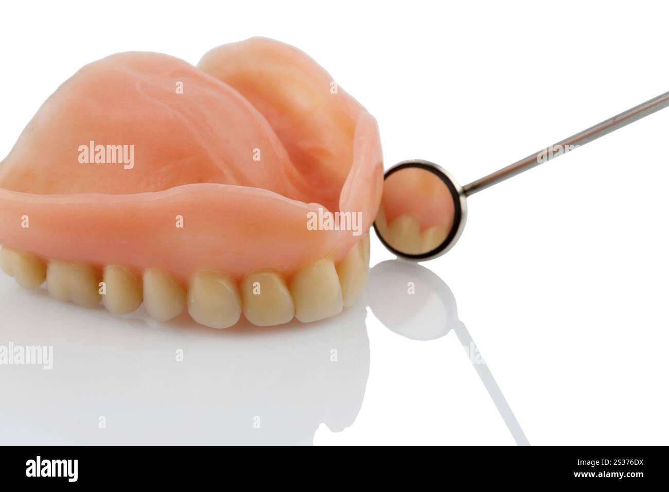 Dentiere e specchio per la bocca, foto simbolo per dentiere, diagnostica e co-pagamento Austria Foto Stock