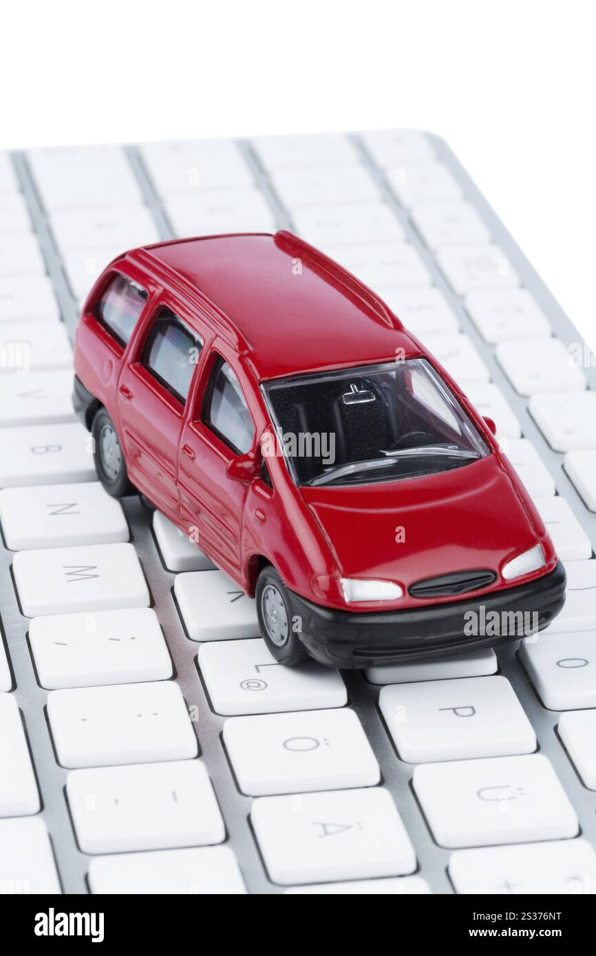 Auto sulla tastiera, foto simbolo per l'acquisto di auto e il commercio di auto su Internet Austria Foto Stock