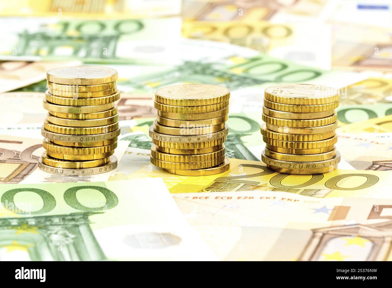 Tre pile di monete, foto simbolica per la pianificazione finanziaria, gli investimenti e i proventi da interessi Foto Stock