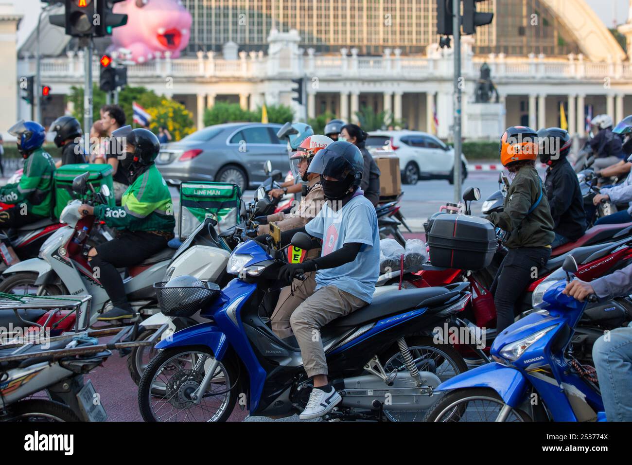 Bangkok, Thailandia - 6 gennaio 2025: Traffico per le strade di Bangkok, Thailandia. Foto Stock