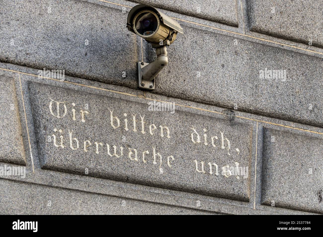 Telecamera di sorveglianza su un edificio, simbolo di sorveglianza, sicurezza interna, controllo, protezione dei dati Austria Foto Stock
