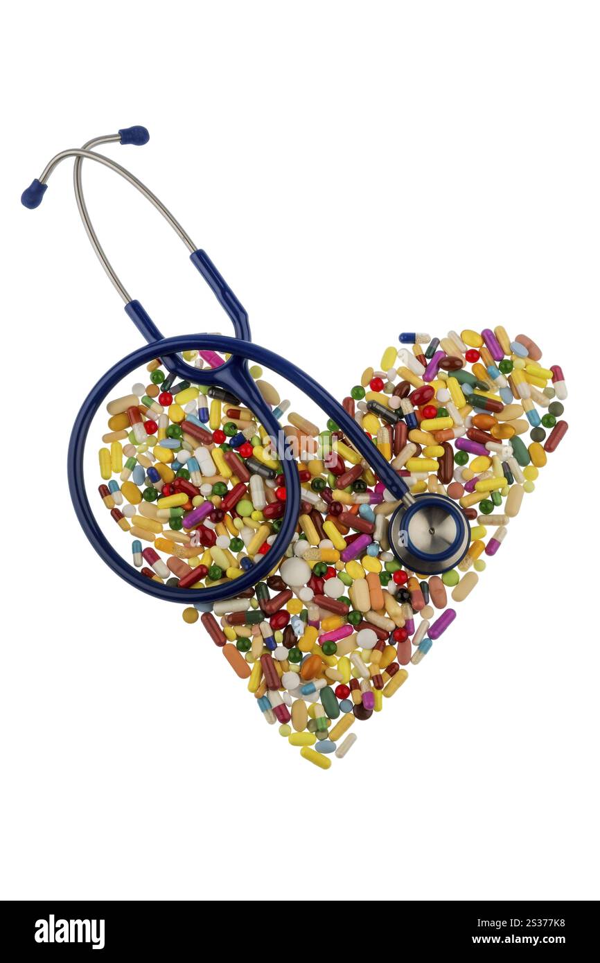 Stetoscopio e compresse in una disposizione a forma di cuore, foto simbolica per malattie cardiache, diagnostica e farmaci Foto Stock