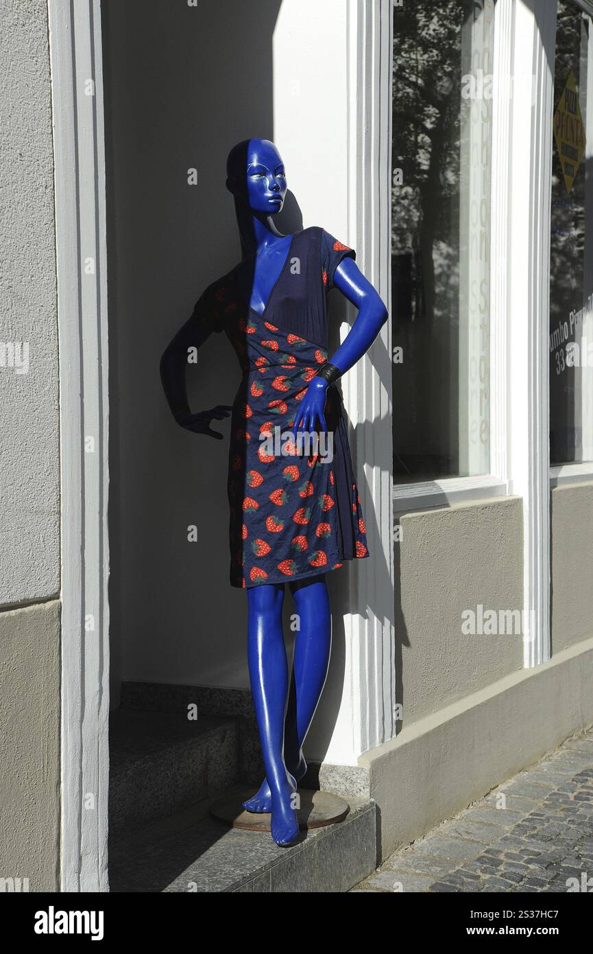 Manichino blu con abito alle fragole Foto Stock