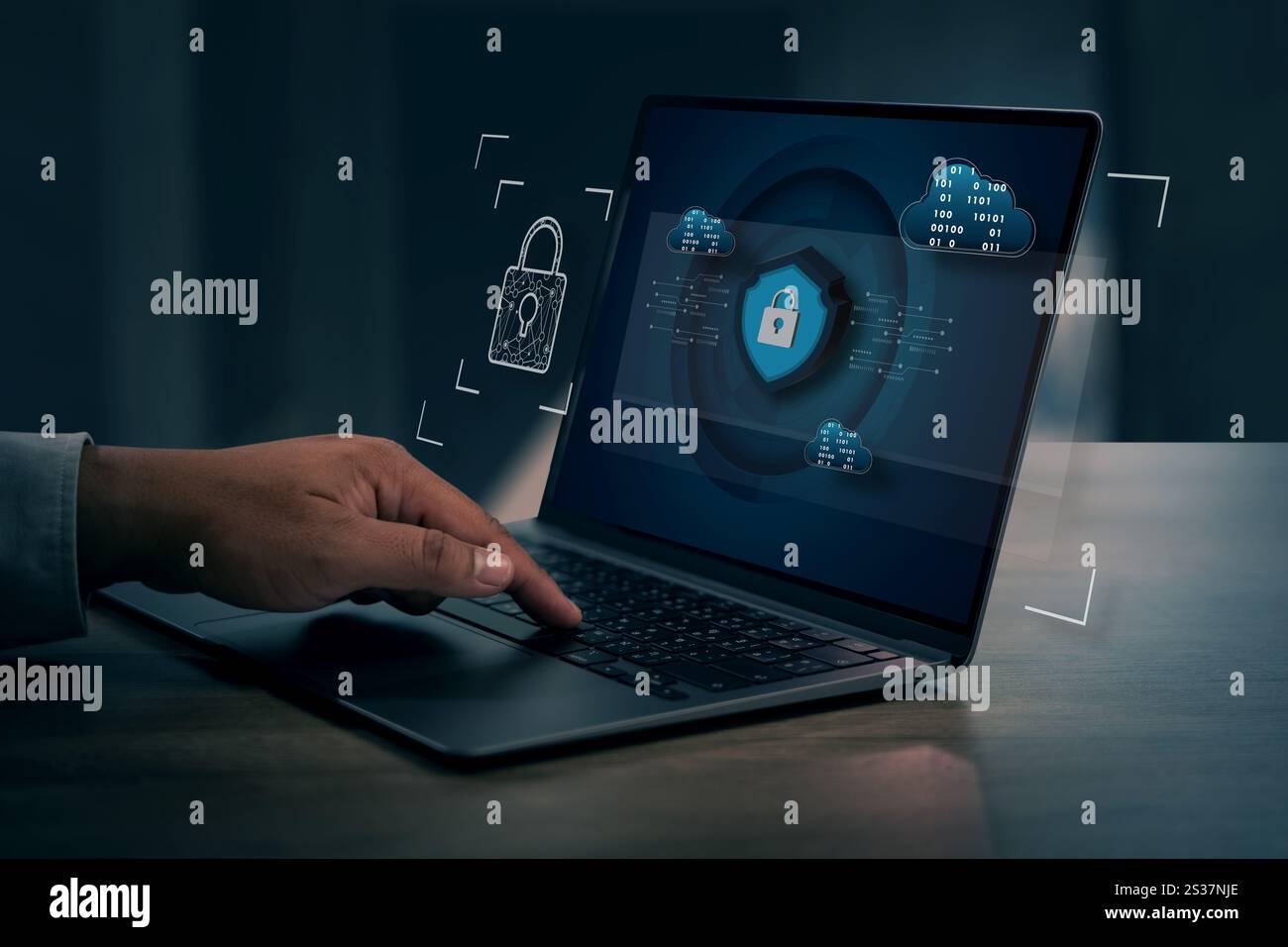 Uomo d'affari che lavora criminalità digitale la criminalità informatica protegge la sicurezza informatica e la protezione dei dati Foto Stock