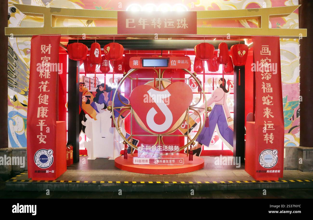 SHANGHAI, CINA - 30 DICEMBRE 2024 - l'installazione del TikTok City Life Festival New Year è visibile sulla strada del giardino Yu a Shanghai, Cina, dicembre Foto Stock