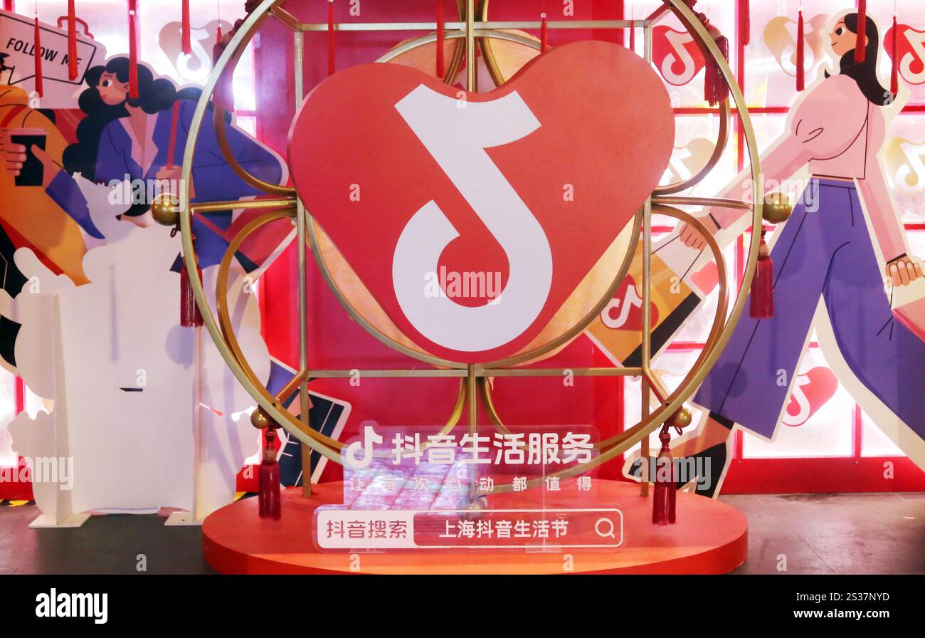 SHANGHAI, CINA - 30 DICEMBRE 2024 - l'installazione del TikTok City Life Festival New Year è visibile sulla strada del giardino Yu a Shanghai, Cina, dicembre Foto Stock