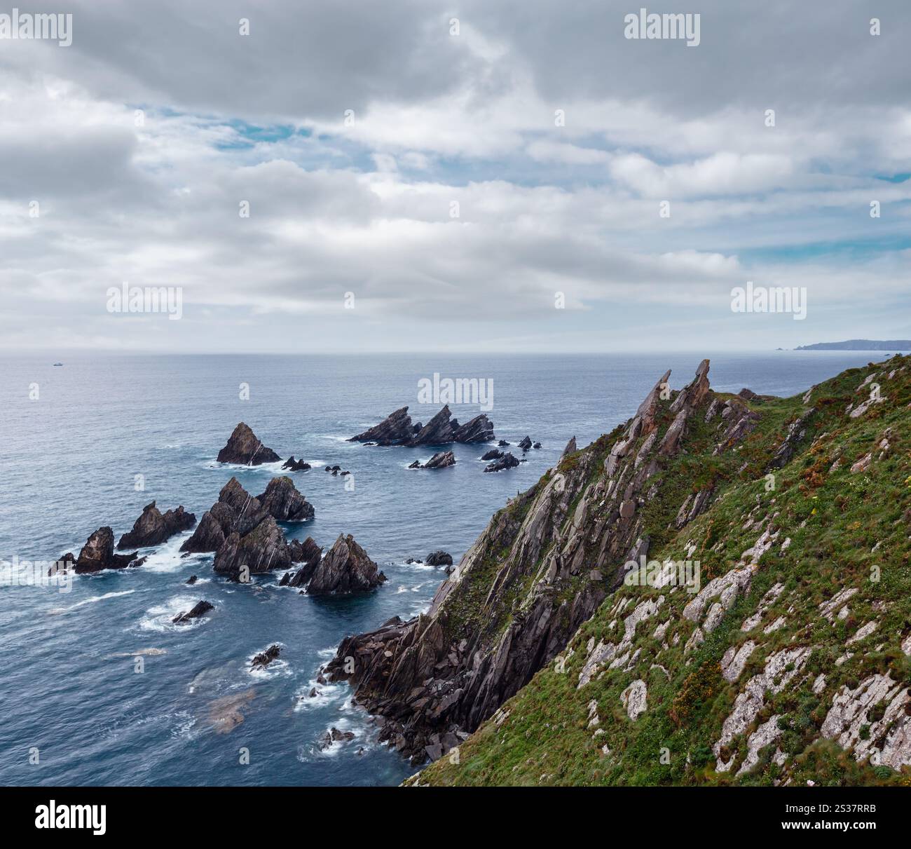 Costa de Loiba paesaggio al tramonto con formazioni rocciose vicino alla riva (Galizia, Spagna). Foto Stock