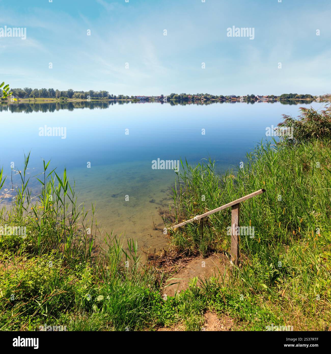 Il pittoresco lago di estate paesaggio. Concetto della tranquilla vita di paese, eco-turismo, camping, pesca. Foto Stock