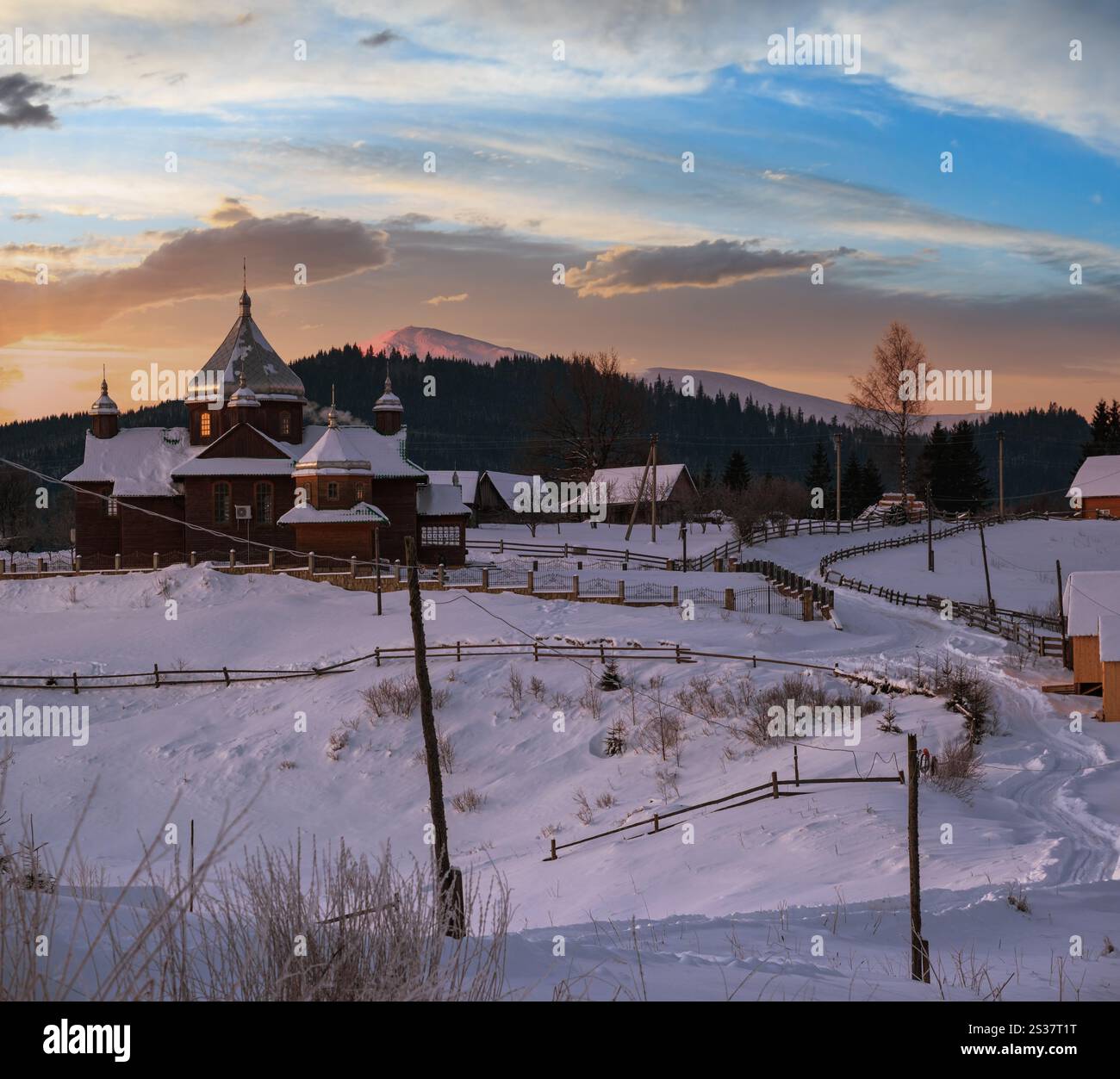 Piccolo e tranquillo villaggio alpino e alba invernale neve montagne intorno, Voronenko, Carpazi, Ucraina. Foto Stock