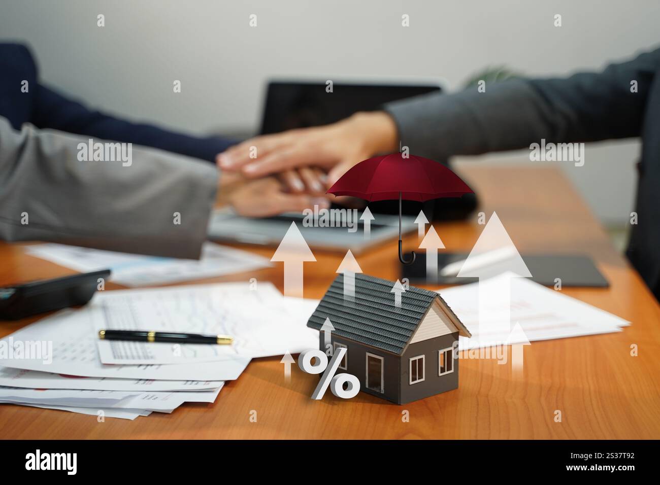 assicurazione della casa per proprietari di immobili crisi di recessione colpita nel settore immobiliare. Foto Stock