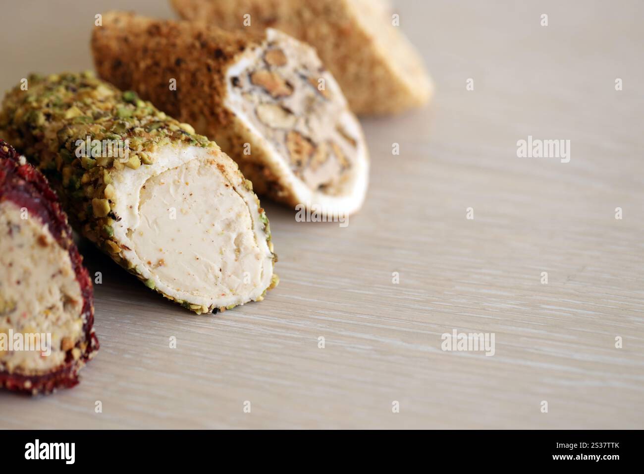 Panini di delizia turca con molti sapori e ripieni diversi da vicino sul bazar del mercato dei venditori con spazio per fotocopie. Rotoli di turco Foto Stock