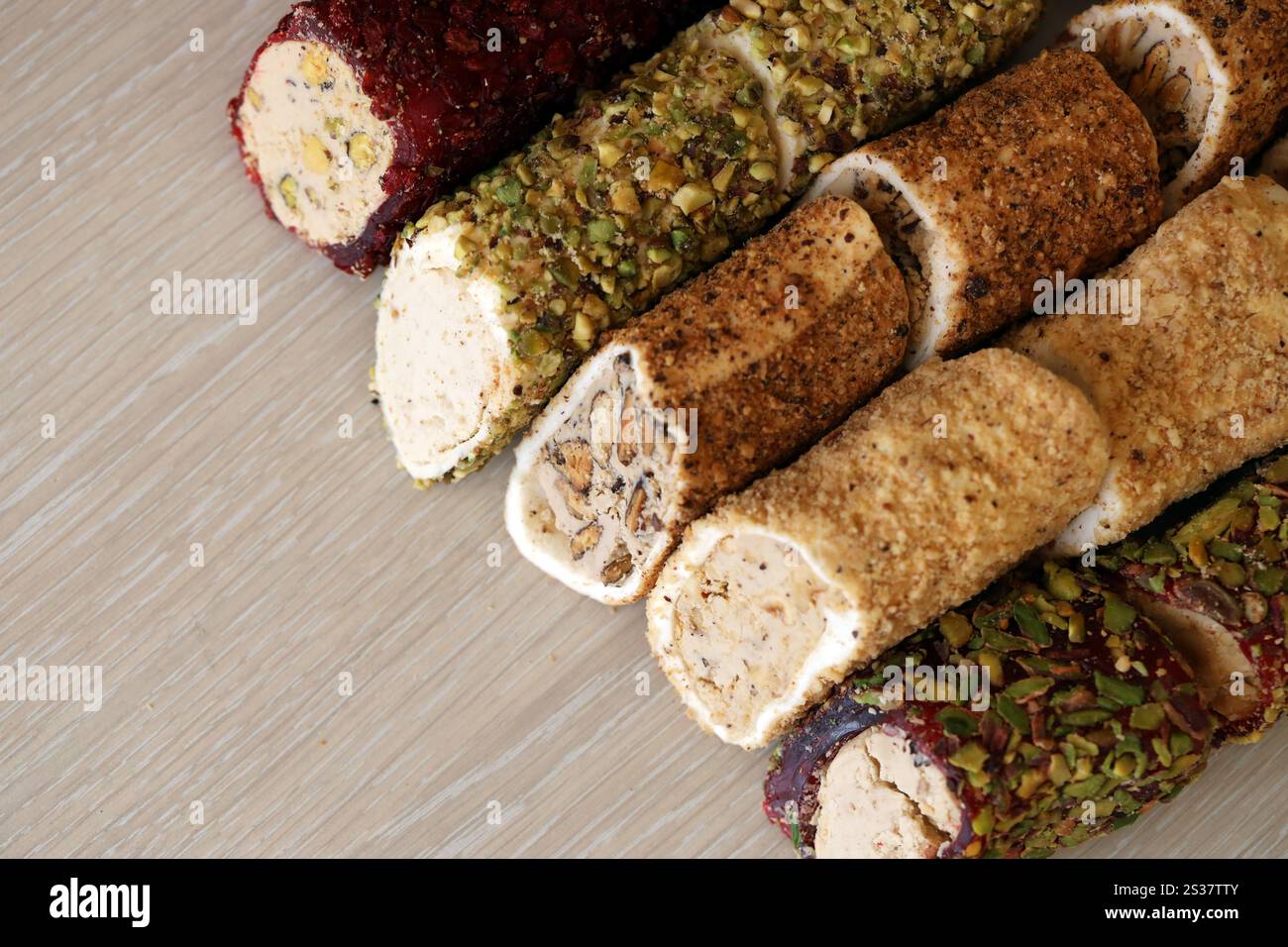 Panini di delizia turca con molti sapori e ripieni diversi da vicino sul bazar del mercato dei venditori con spazio per fotocopie. Rotoli di turco Foto Stock