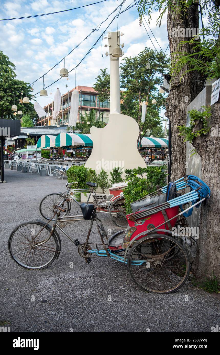 Il mercato notturno Tamarind Weekend vicino alla città di Hua Hin nella provincia di Prachuap Khiri Khan in Thailandia, Thailandia, Hua Hin, dicembre 2023. Foto Stock