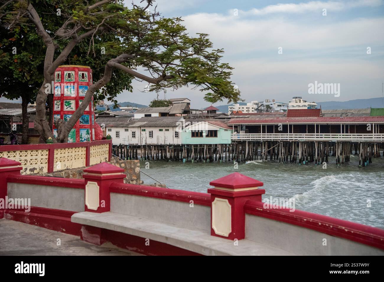 Una vista dal Tempio Cinese Jao Mae Tub Tim Shrine alle tradizionali case in legno e ristorante sulla costa nella citta' vecchia nella citta' di Hua Foto Stock