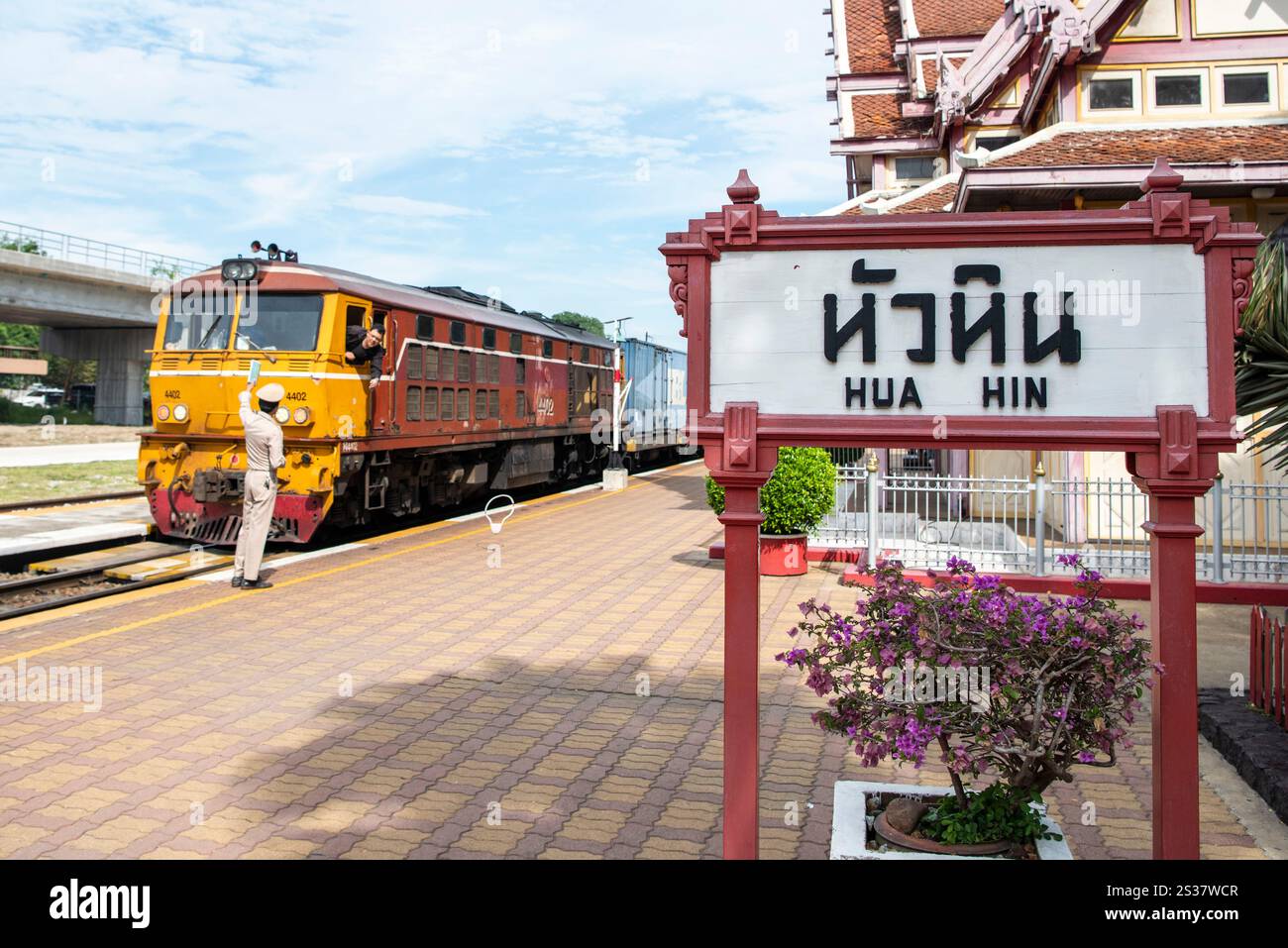 Un treno cargo della Royal Thai Railway arriva alla stazione ferroviaria reale tailandese nella città di Hua Hin, nella provincia di Prachuap Khiri Khan in Foto Stock