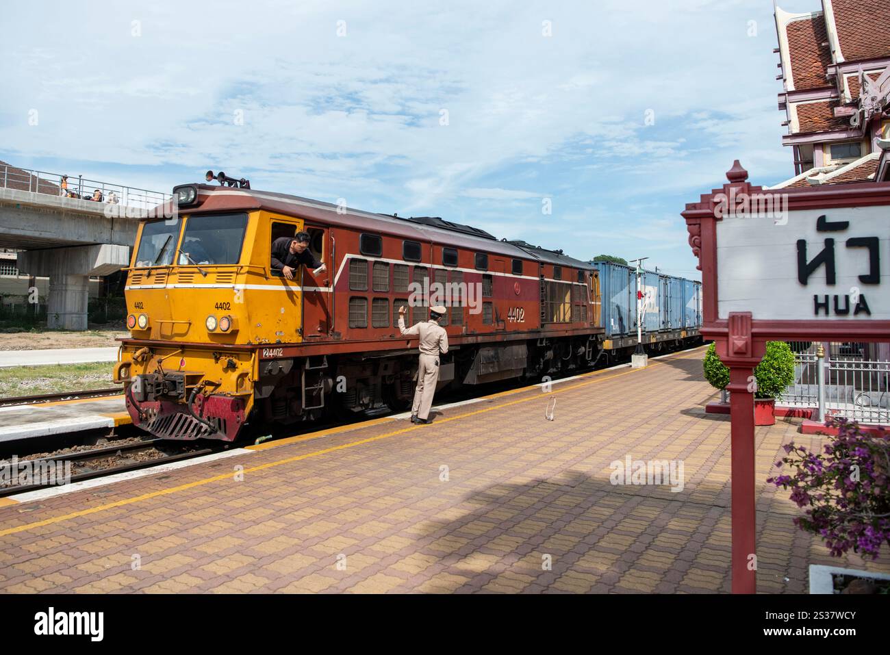 Un treno cargo della Royal Thai Railway arriva alla stazione ferroviaria reale tailandese nella città di Hua Hin, nella provincia di Prachuap Khiri Khan in Foto Stock