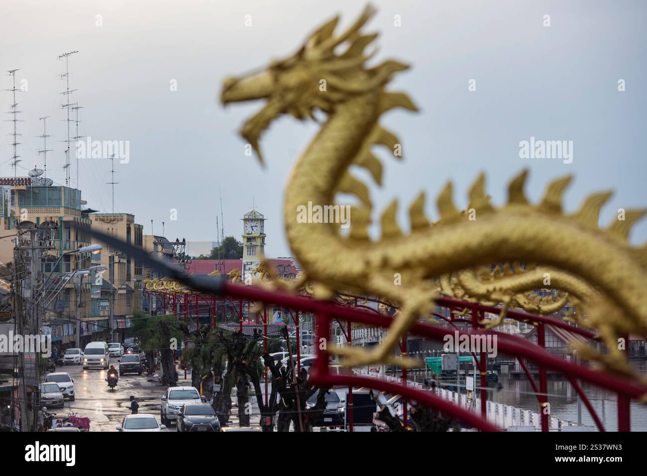 Decorazione di draghi con la vecchia torre dell'orologio sulla Voradech Road nella città e provincia di Ratchaburi in Thailandia, Thailandia, Ratchaburi, Foto Stock
