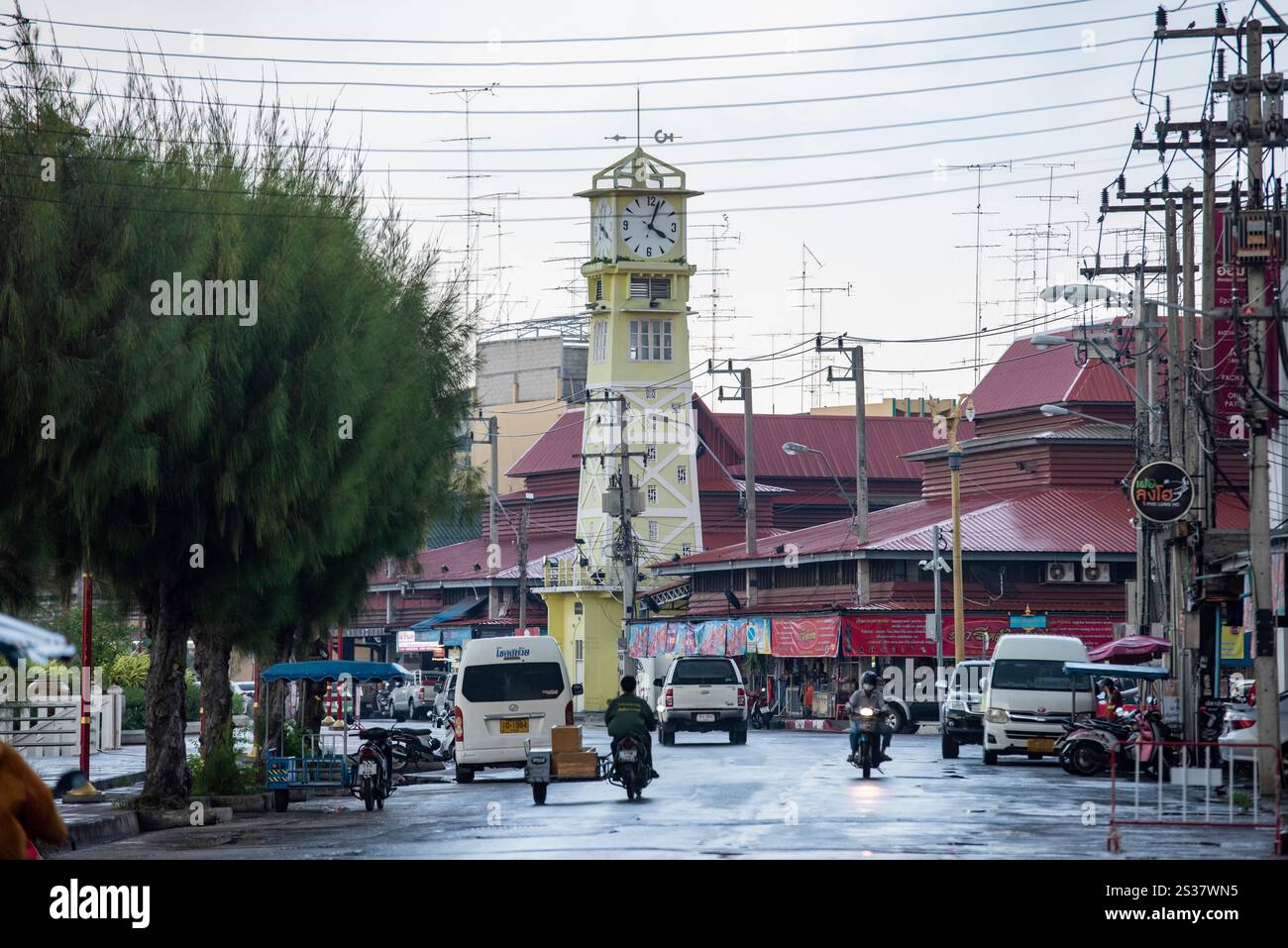 La vecchia torre dell'orologio sulla Voradech Road nella città e provincia di Ratchaburi in Thailandia, Thailandia, Ratchaburi, 14 novembre, 2023. THAILANDIA Foto Stock