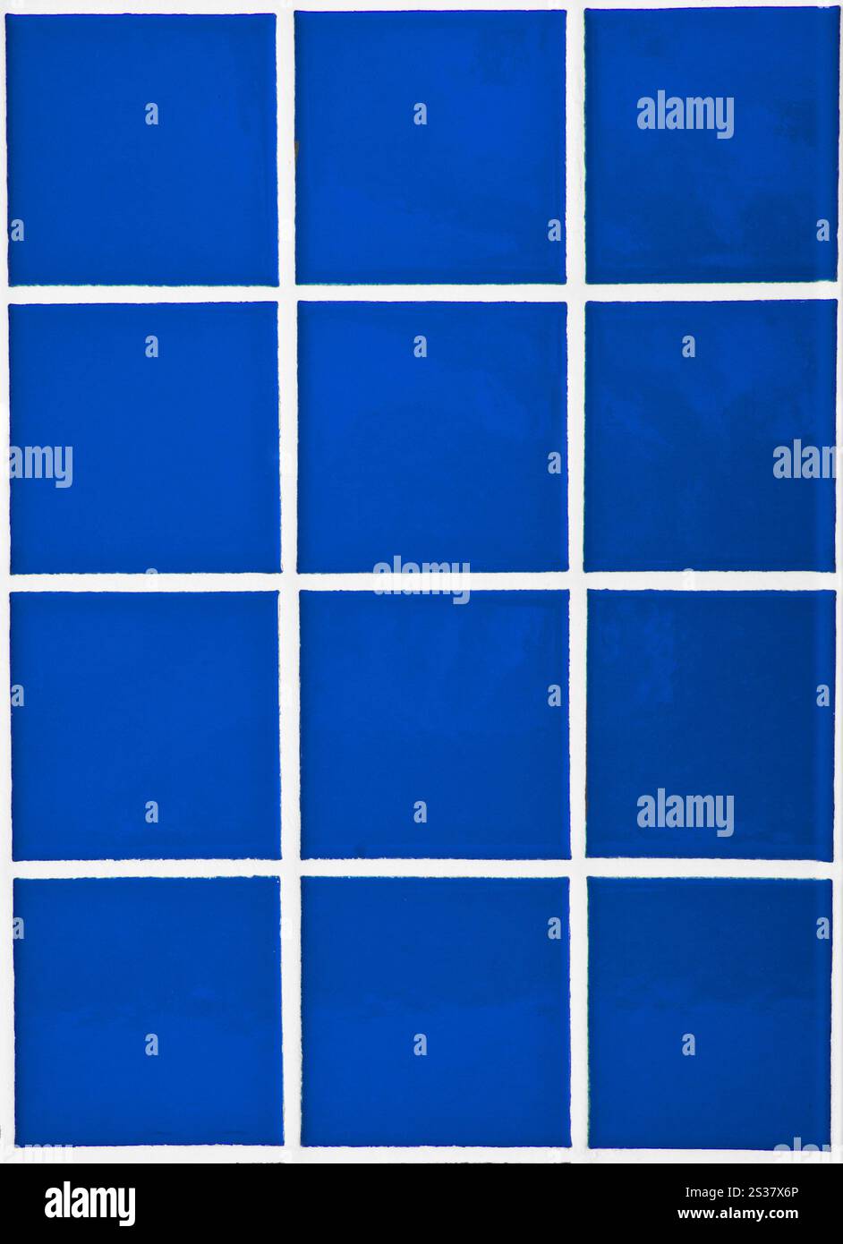 Primo piano a mosaico lucido in piastrelle blu contemporanee. Mosaico lucido piastrelle blu contemporaneo Foto Stock