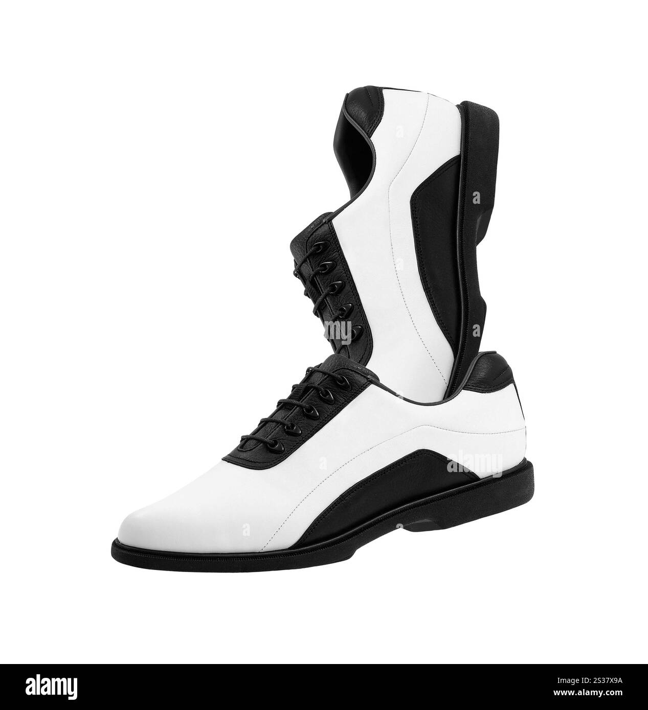 Un paio di scarpe da golf bianche isolate su sfondo bianco. un paio di scarpe da golf bianche isolate Foto Stock
