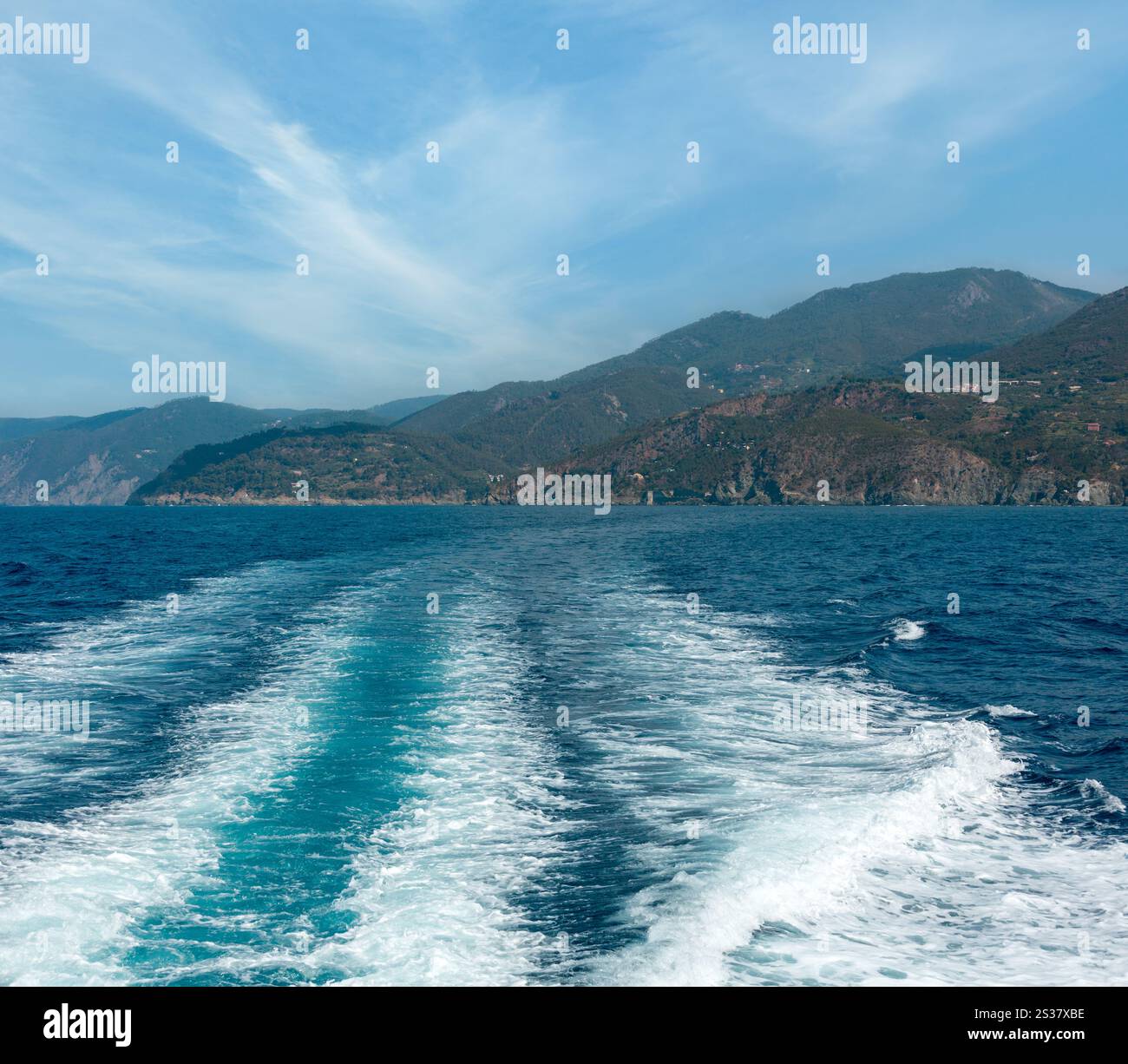 Bella estate Levanto villaggio costa vista dalla nave di escursione. A destra vicino al famoso Parco Nazionale delle Cinque Terre in Liguria, Italia, Foto Stock