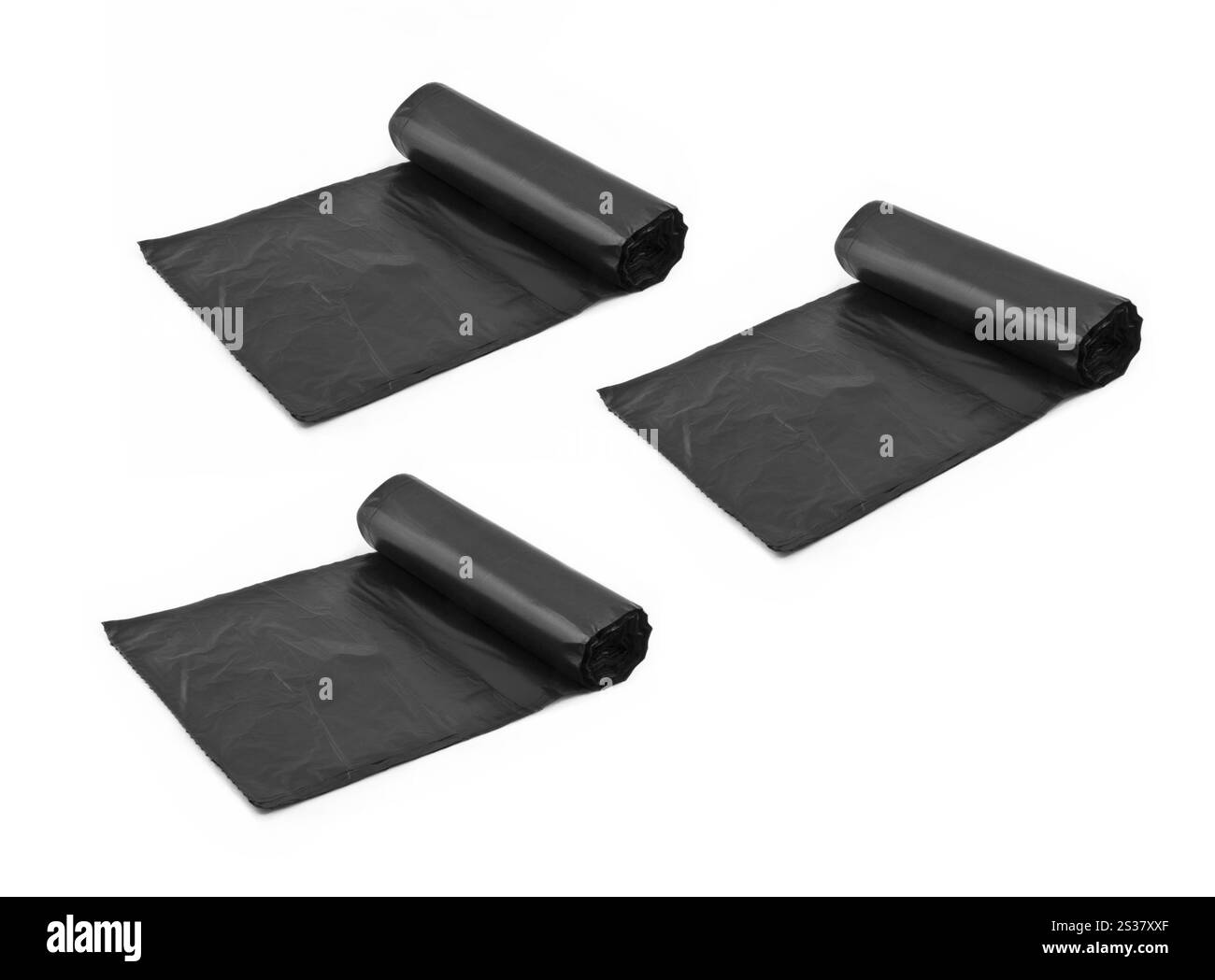 Rotolo di sacchetti di plastica per rifiuti isolati su sfondo bianco. Rotolo di sacchetti di plastica per la spazzatura Foto Stock