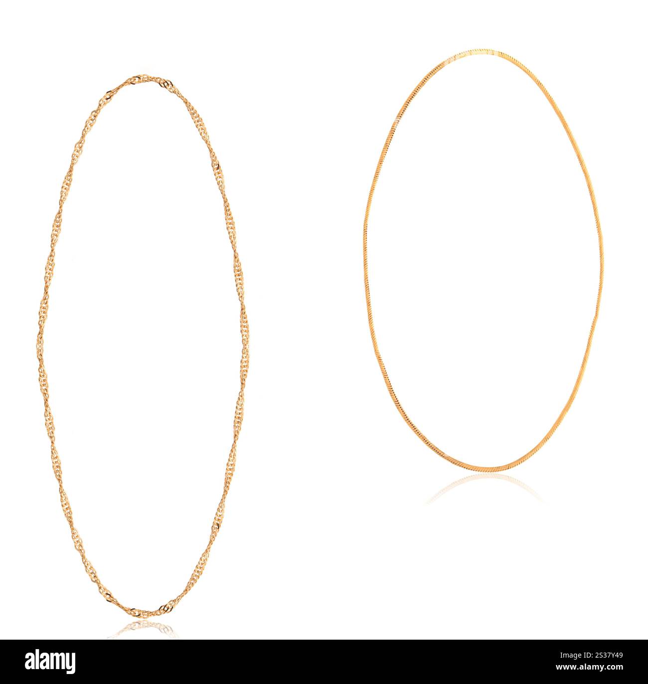 Catena dorata isolata su sfondo bianco. Catena dorata isolata su bianco Foto Stock