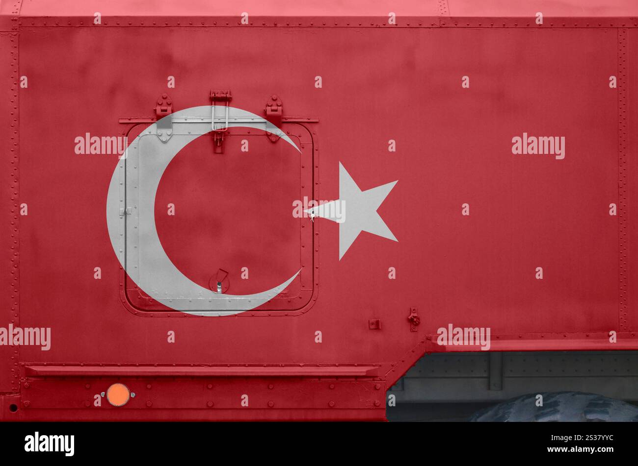 La bandiera della Turchia è raffigurata sulla parte laterale del camion blindato militare da vicino. L'esercito forza veicolo contesto concettuale. Bandiera di Turchia raffigurata sulla parte laterale di Foto Stock