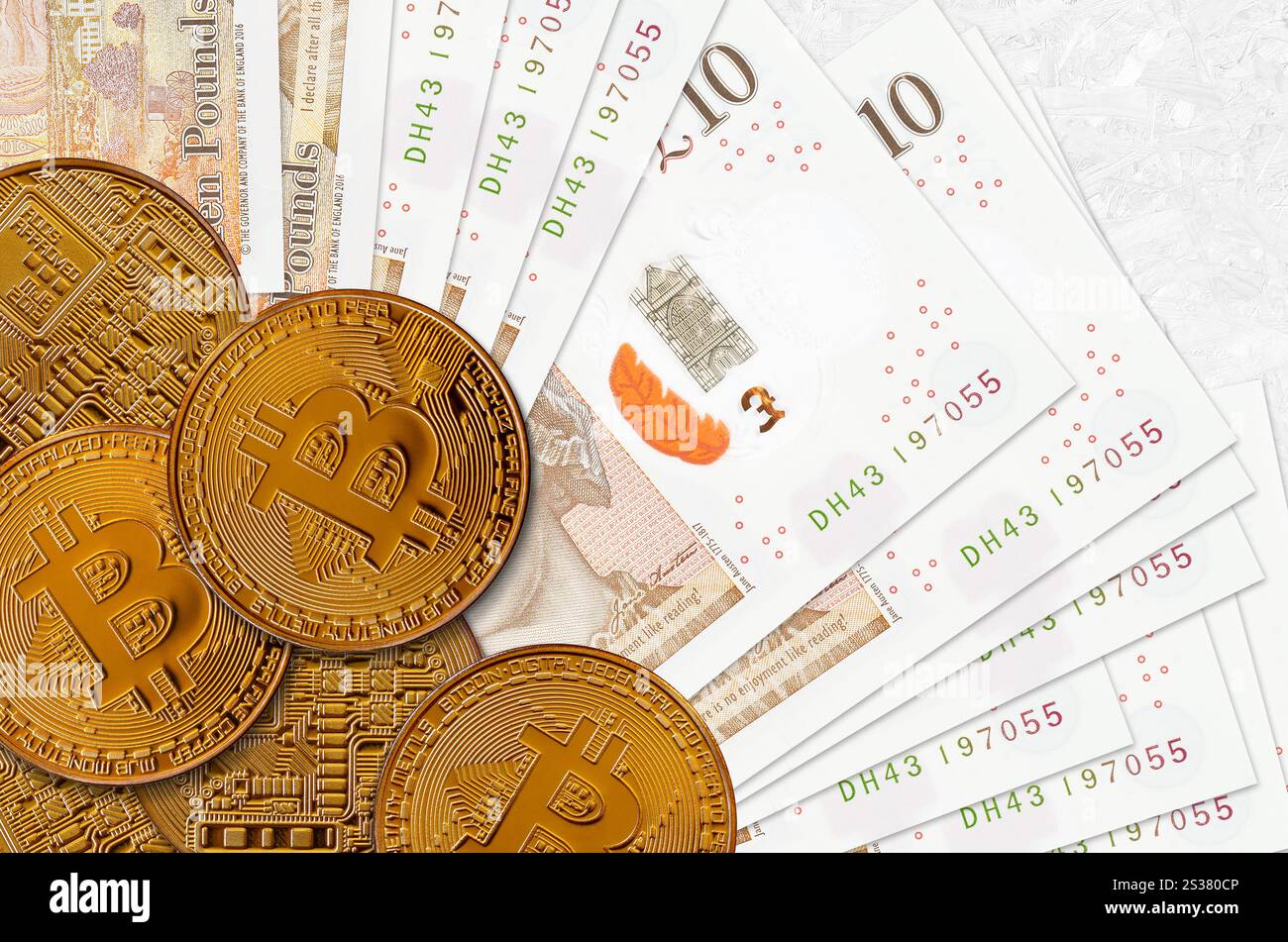 Banconote da 10 sterline britanniche e bitcoin dorati. Concetto di investimento in criptovaluta. Transazioni di mining o trading di criptovalute. 10 sterline britanniche di banconote e.. Foto Stock
