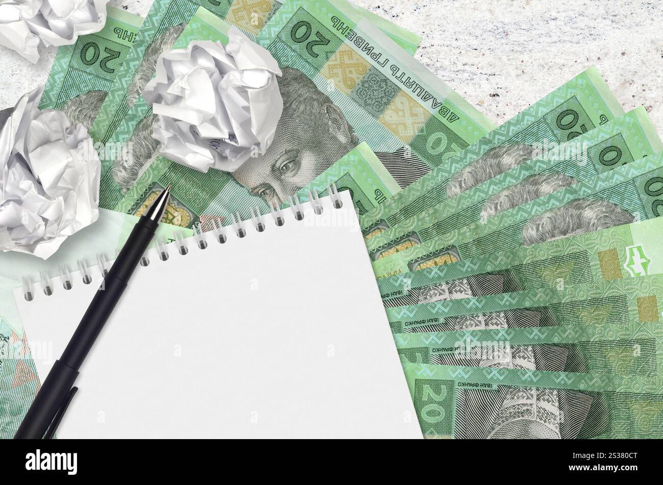 20 hryvnias ucraine banconote e palle di carta stropicciata con blocco note. Idee cattive o meno di concetto di ispirazione. Alla ricerca di idee per l'investimento. 20 Foto Stock