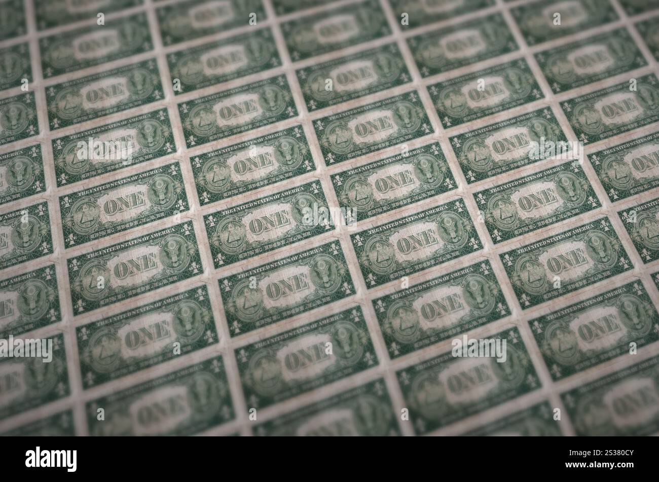 Banconote da 1 dollaro USA stampate su un trasportatore per la produzione di denaro illegale. Collage di molte banconote false. Concetto di lavoro di massa dei contraffattori. Banconote da 1 dollaro Foto Stock