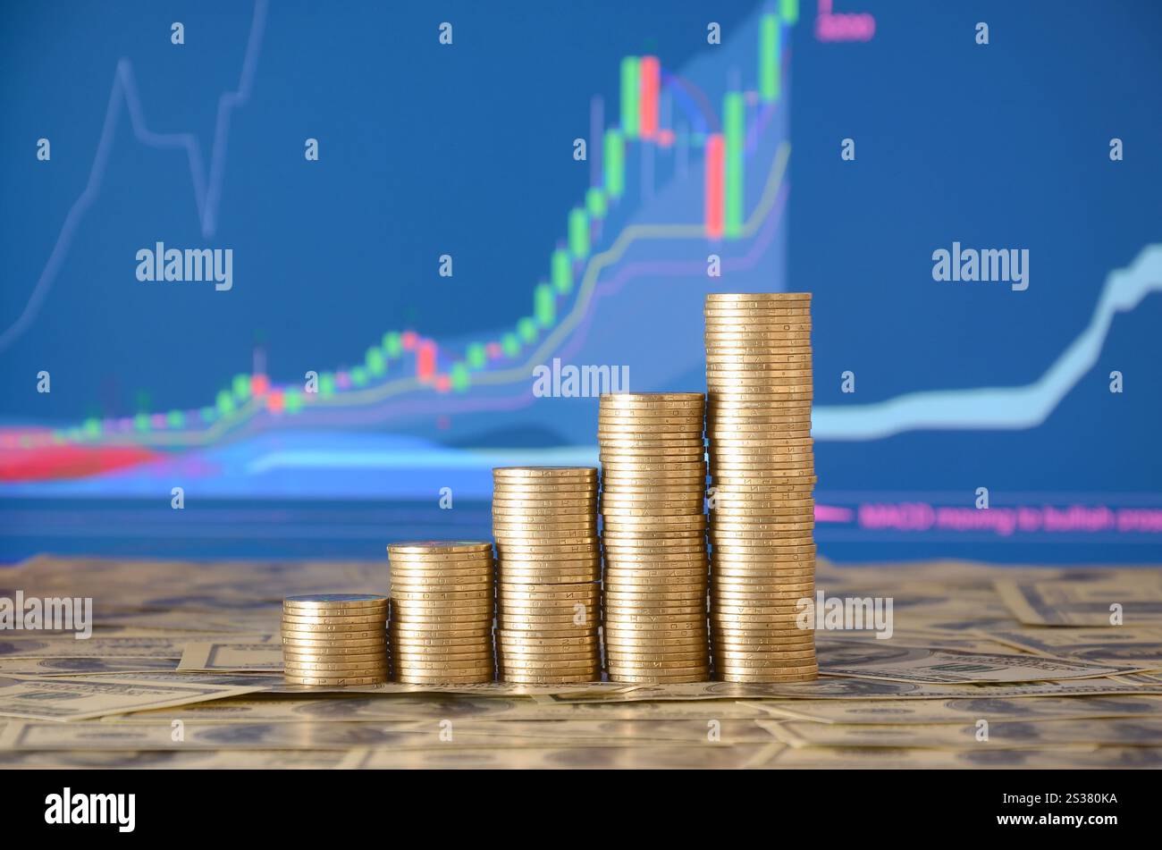 Pile di monete d'oro disposte come un grafico. Aumento delle colonne di monete, passo delle pile di monete. Idea aziendale e finanziaria. Pile di monete dorate Foto Stock