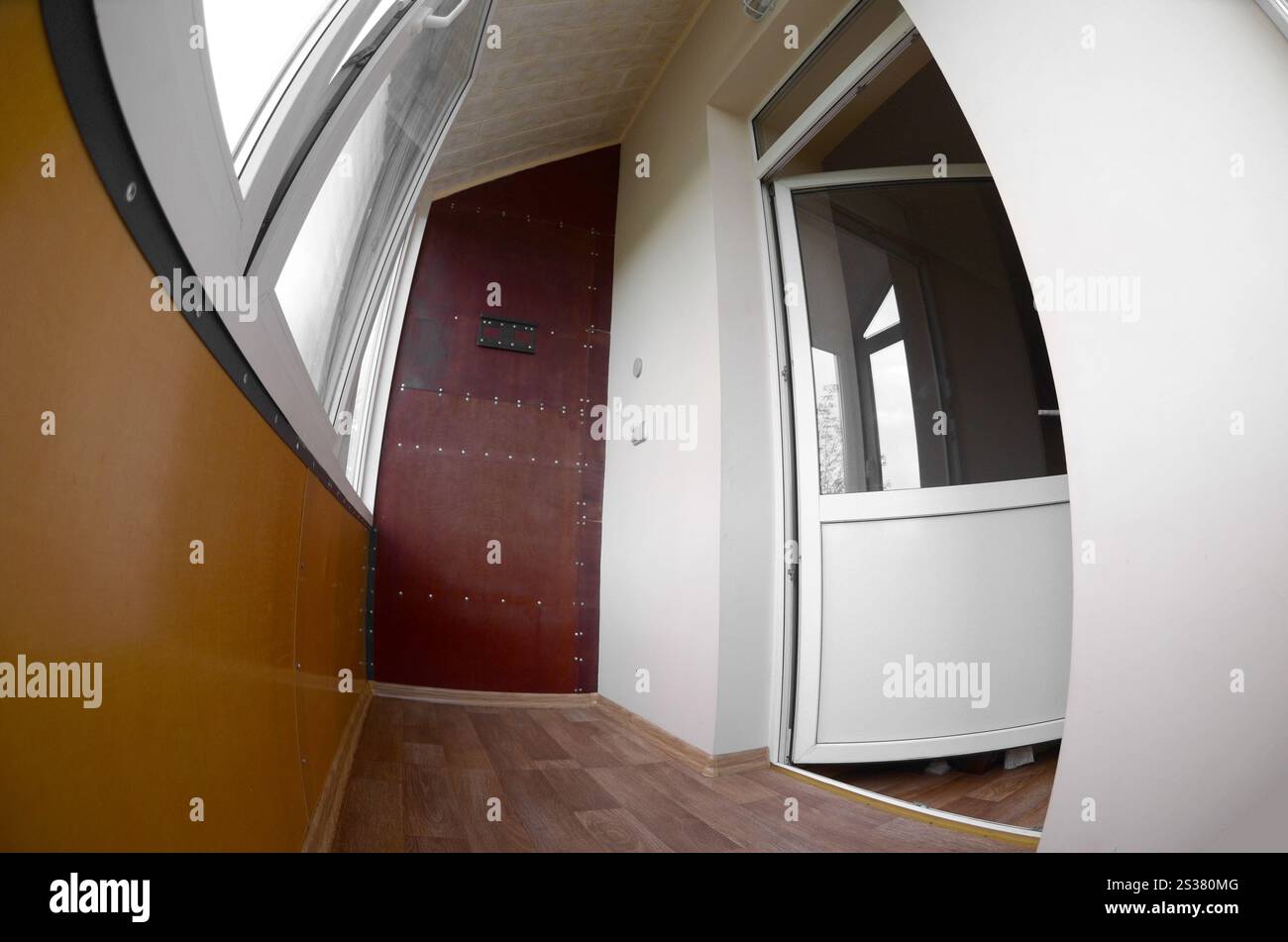 Porte e finestre in metallo-plastica nella loggia o nel balcone. Una vista dall'interno. Porte e finestre in metallo-plastica nella loggia o nel balcone. Fisheye Foto Stock
