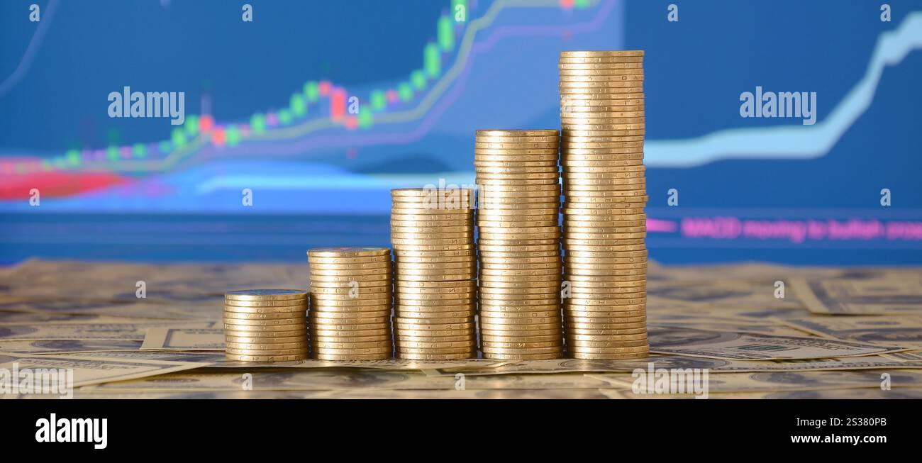 Pile di monete d'oro disposte come un grafico. Aumento delle colonne di monete, passo delle pile di monete. Idea aziendale e finanziaria. Pile di monete dorate Foto Stock